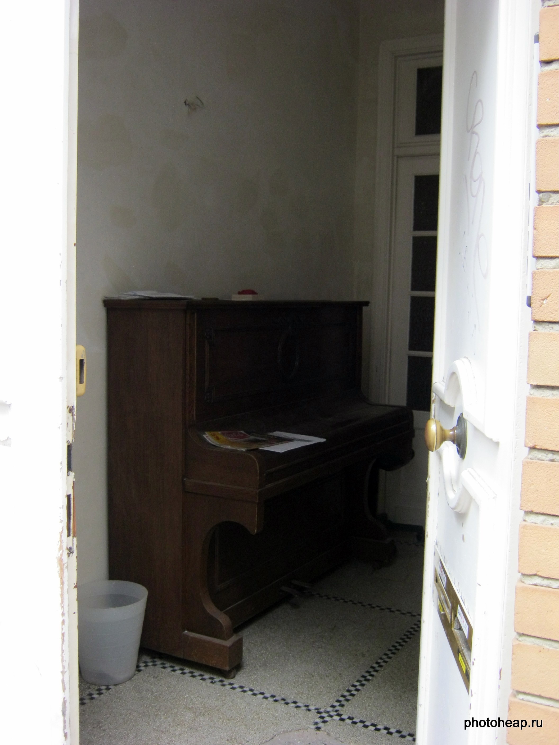 Brussels - Porch piano
